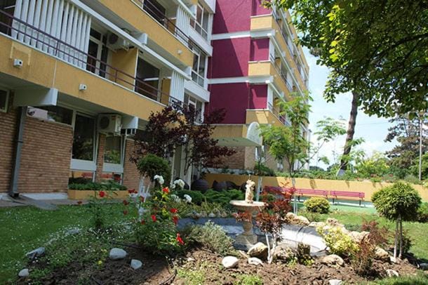 Property building, Patio, Facade/entrance, Garden
