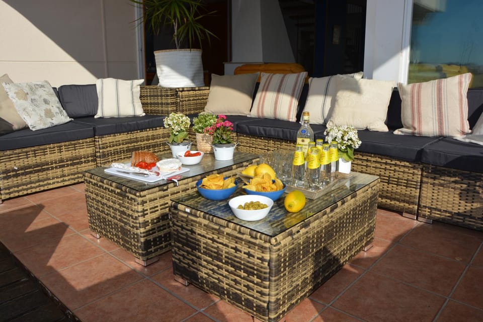 Villa Med A 2 kilometros andando de la playa, del puerto de Aguadoç y a 4 del centro de Sitges Muy Soleada todo el dia Capacidad superior a 16 personas NO REQUIERE COCHE Villa in Sitges