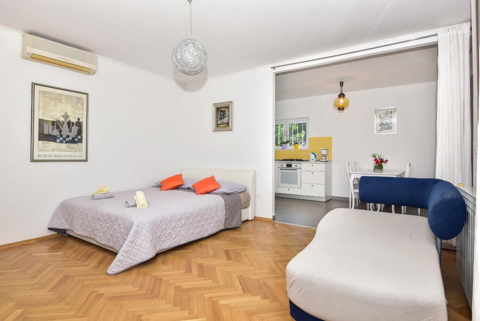 Kitchen or kitchenette, Dining area, Bedroom