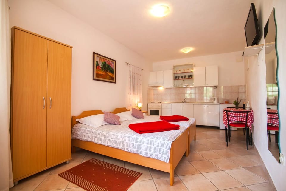 Bed, TV and multimedia, wardrobe