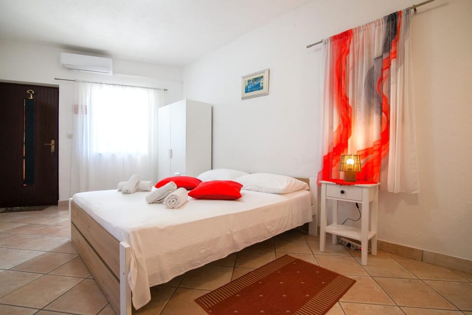 Bed, towels