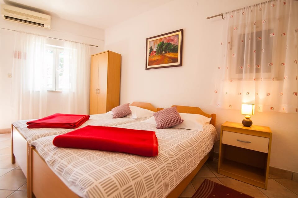 Bed, Bedroom, air conditioner