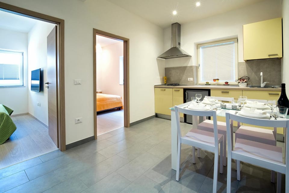 Kitchen or kitchenette, Dining area
