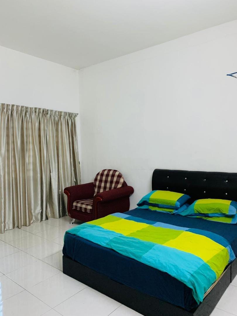 Bed, Photo of the whole room, Seating area, Bedroom