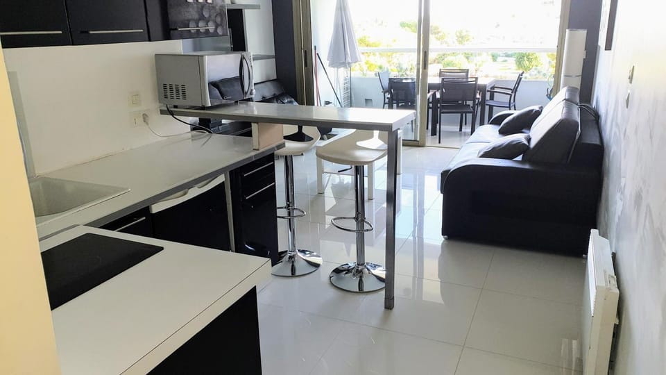 Communal lounge/ TV room, TV and multimedia, Living room, Seating area, Communal kitchen