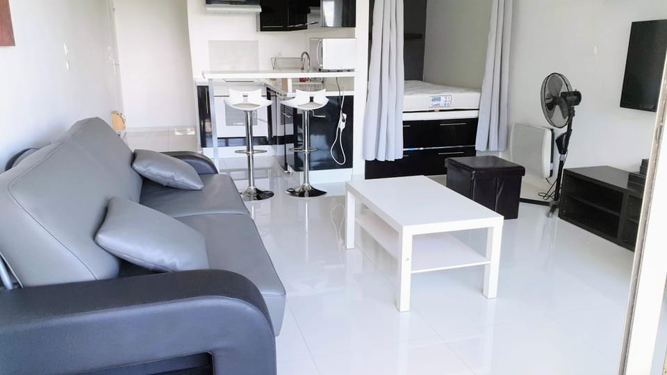Communal lounge/ TV room, TV and multimedia, Living room, Banquet/Function facilities, Seating area, Dining area, Communal kitchen