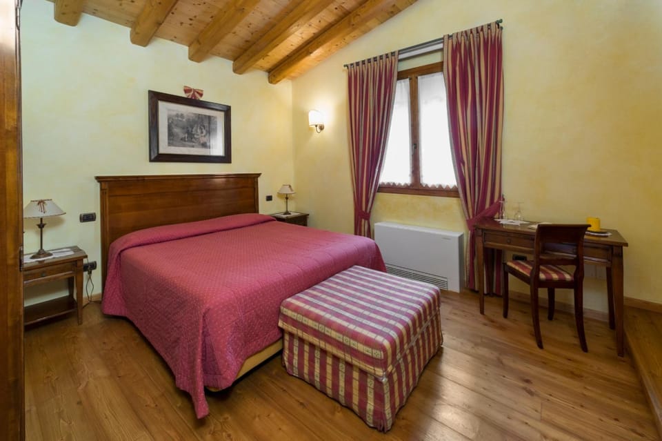 Bed, Photo of the whole room