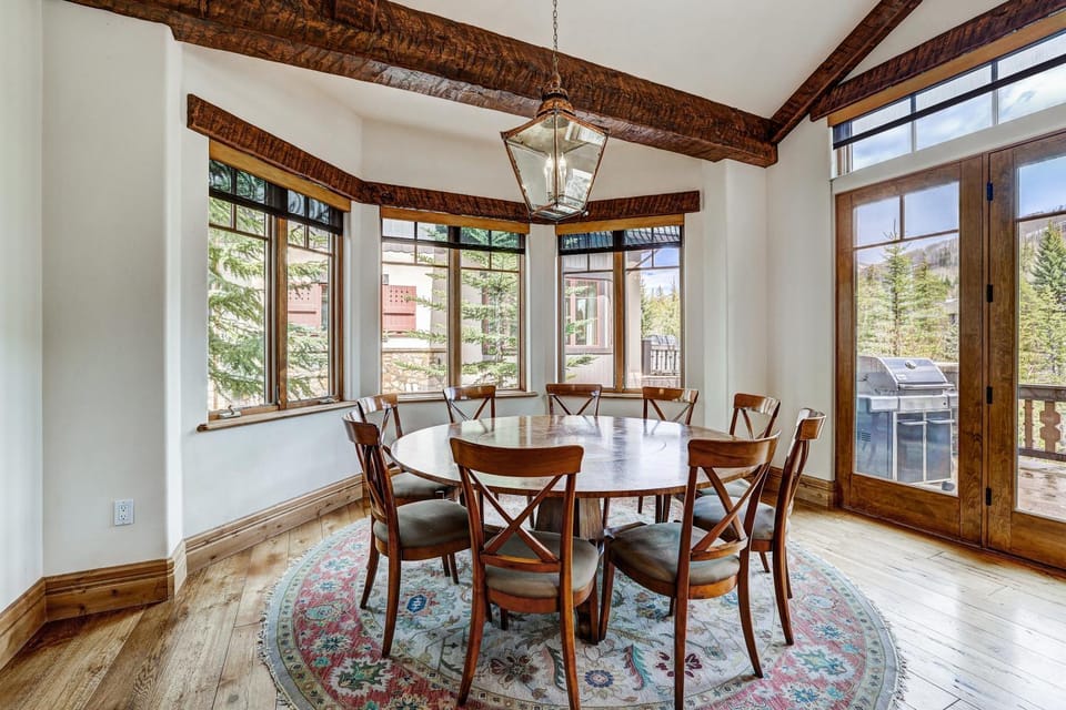 Refined 5 BR Private Home with Private Hot Tub House in Lionshead Village Vail