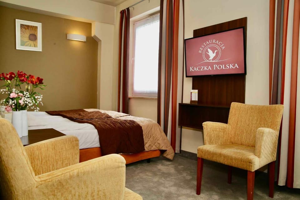 Bed, TV and multimedia, Photo of the whole room, Seating area, Bedroom