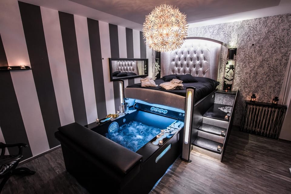 Bed, Hot Tub, Photo of the whole room, Bedroom