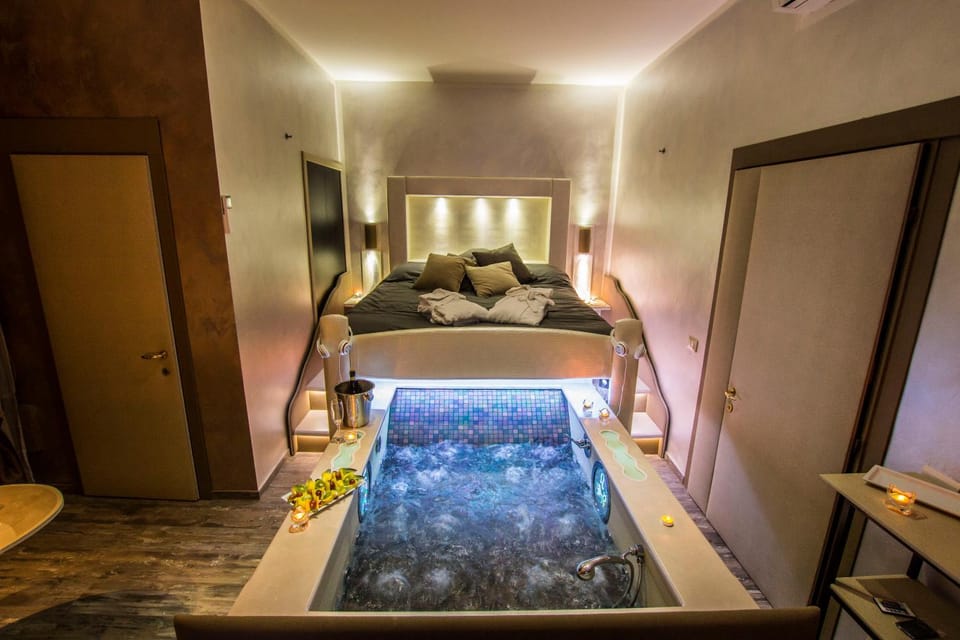 Bed, Hot Tub, Photo of the whole room, Bedroom, towels