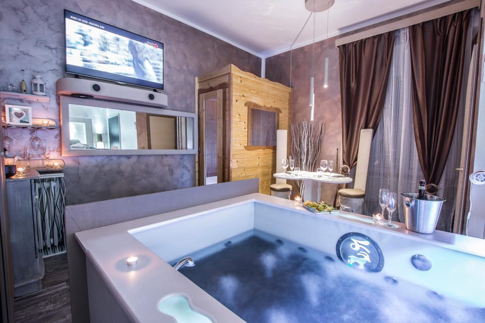 Hot Tub, Sauna, TV and multimedia, Dining area