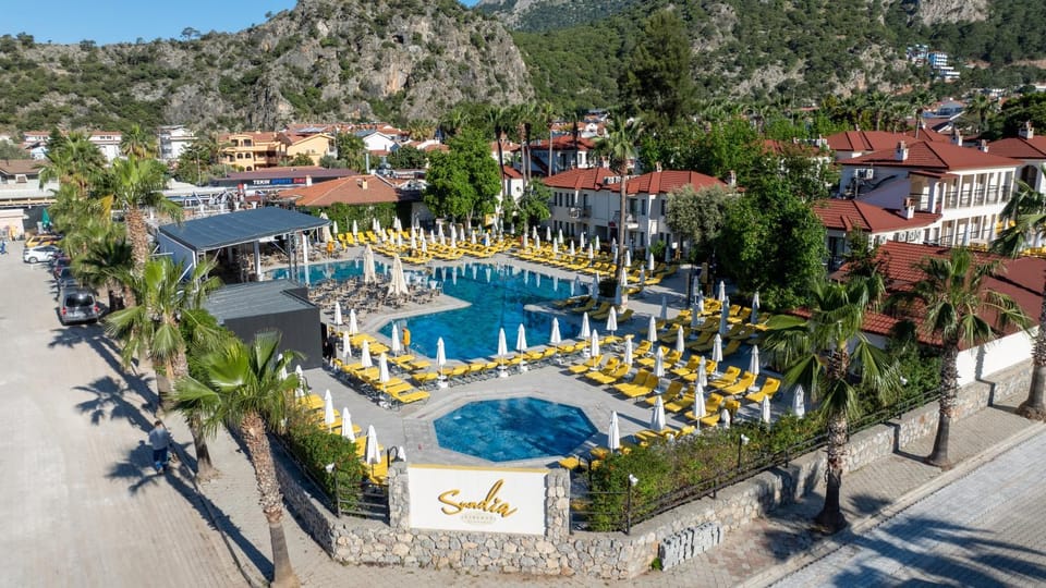 Property building, Nearby landmark, Spring, Day, Natural landscape, Bird's eye view, Mountain view, Pool view, Swimming pool, Swimming pool, Location