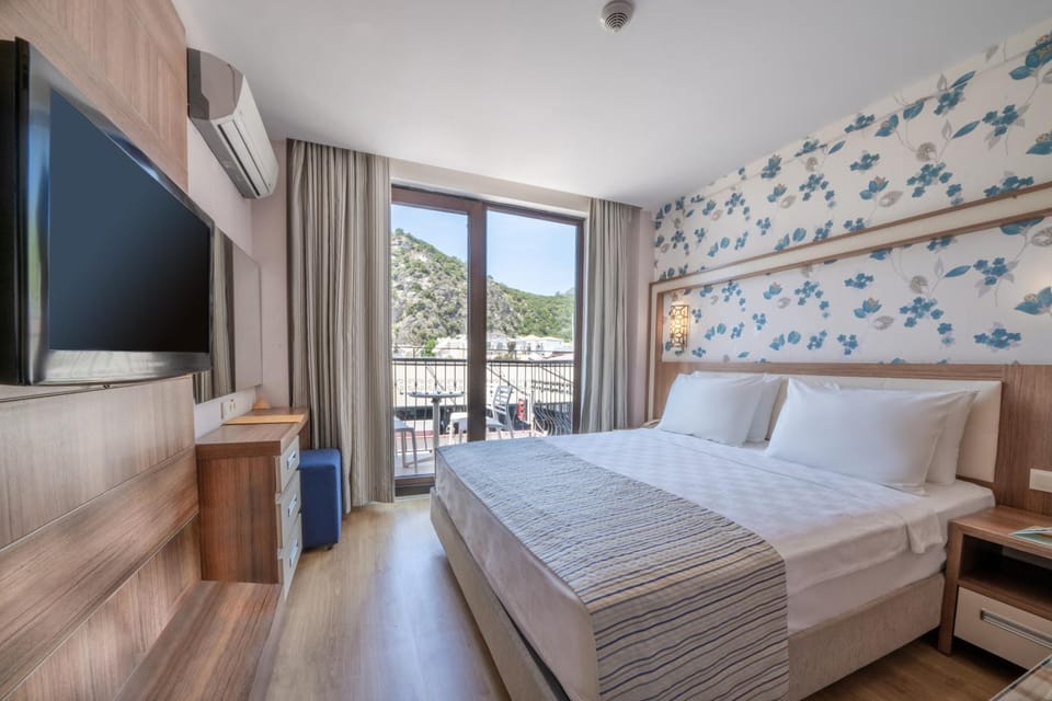 Property building, Bed, TV and multimedia, Photo of the whole room, Bedroom, air conditioner