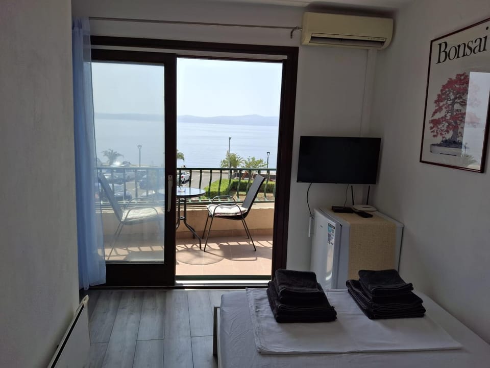 Seafront Studio Apartment+Balcony Apartment in Split-Dalmatia County
