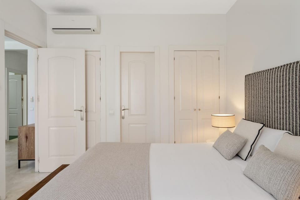 Bed, Bedroom, wardrobe, air conditioner