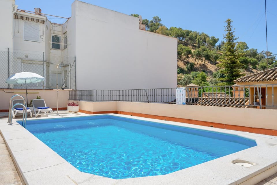 Pool view, Swimming pool, sunbed