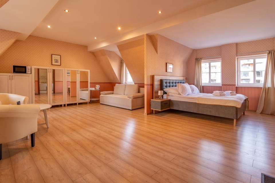 Bed, Living room, Photo of the whole room, Seating area, Bedroom