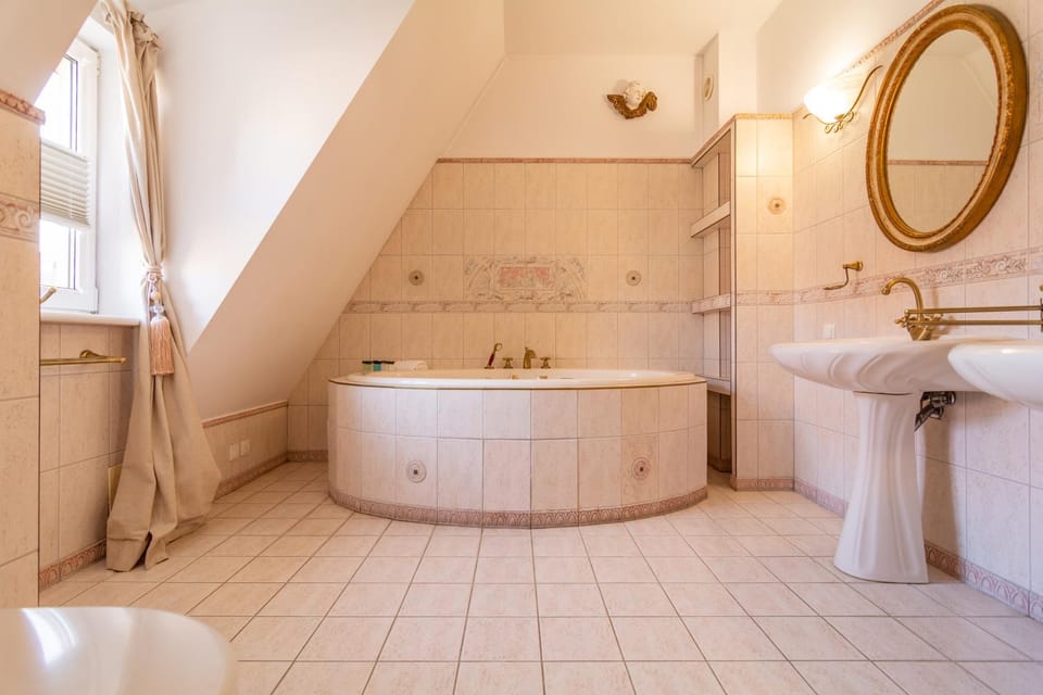 Bathroom, Bath, towels