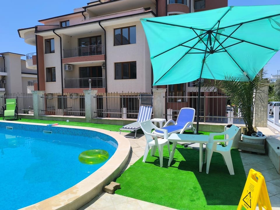 Pool view, Swimming pool, sunbed