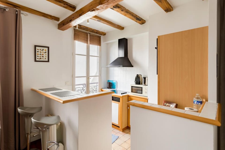 Coffee/tea facilities, Kitchen or kitchenette, minibar, oven, stove