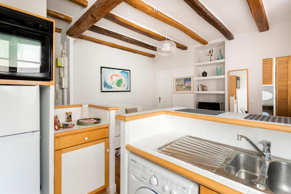 Kitchen or kitchenette, minibar, oven, stove, toaster