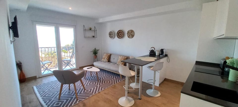 TV and multimedia, Balcony/Terrace, Kitchen or kitchenette, Living room, Seating area, Dining area, Sea view