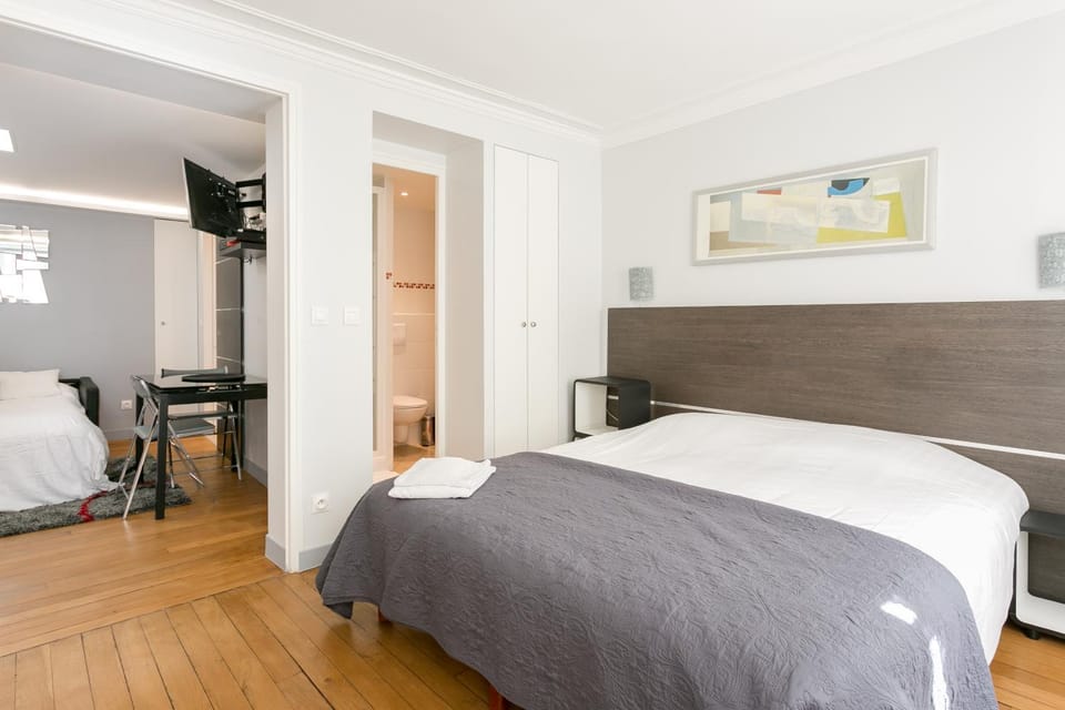 Bed, TV and multimedia, Photo of the whole room, Bedroom