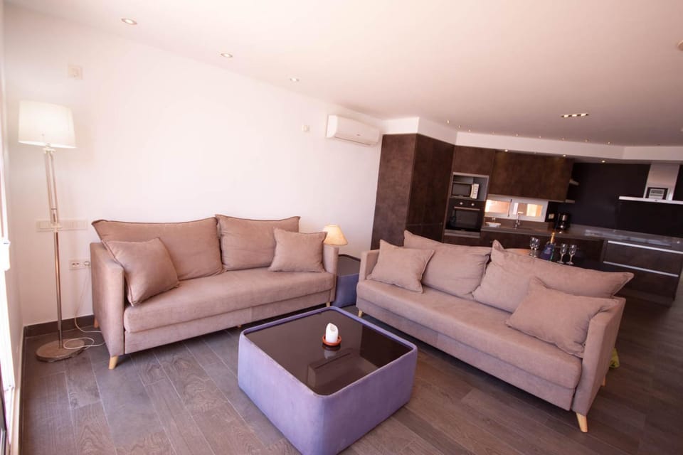 Communal lounge/ TV room, Lounge or bar, Dining area