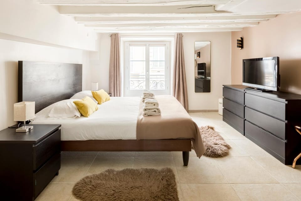 Bed, TV and multimedia, Photo of the whole room, Bedroom, towels, air conditioner