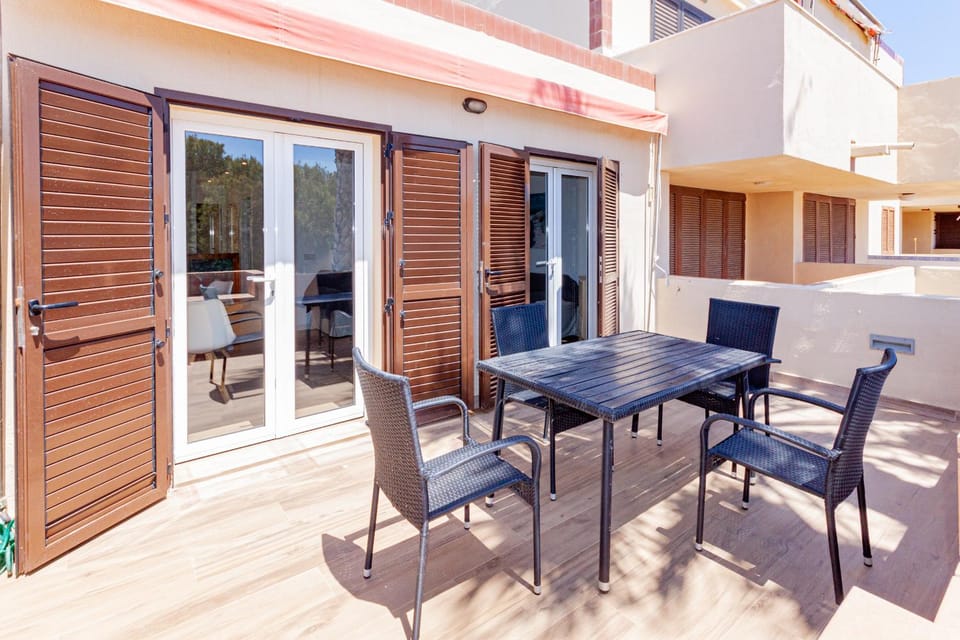 Property building, Balcony/Terrace, Balcony/Terrace, Breakfast