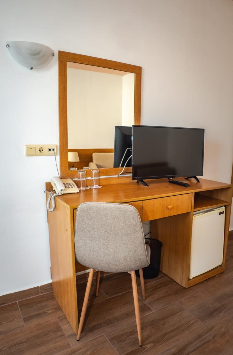 TV and multimedia, Photo of the whole room, hair dresser