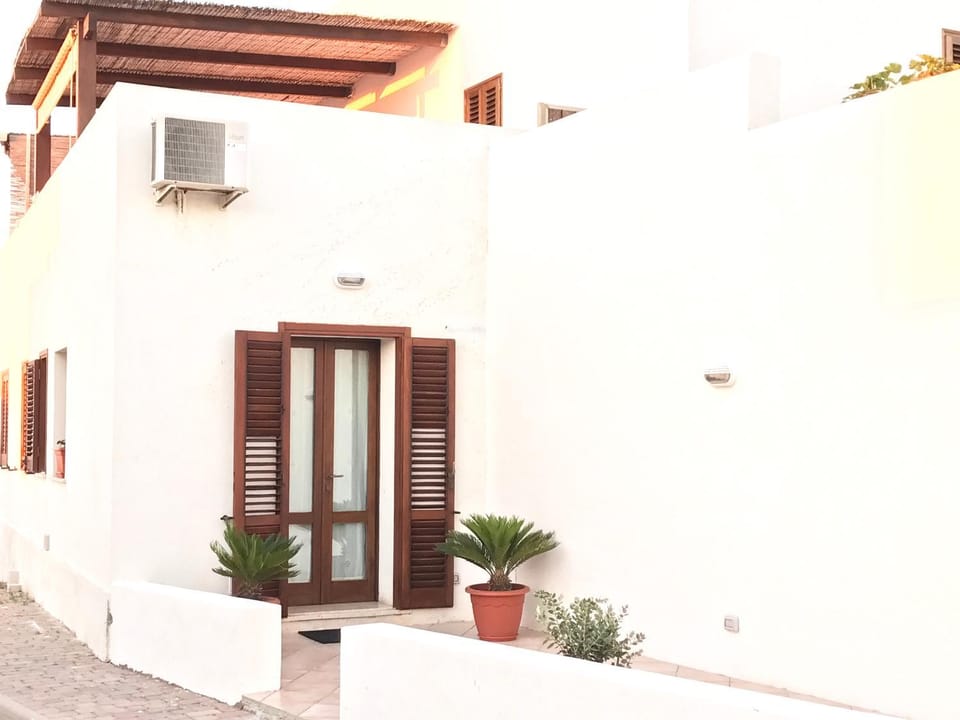Property building, Facade/entrance, Balcony/Terrace, Floor plan