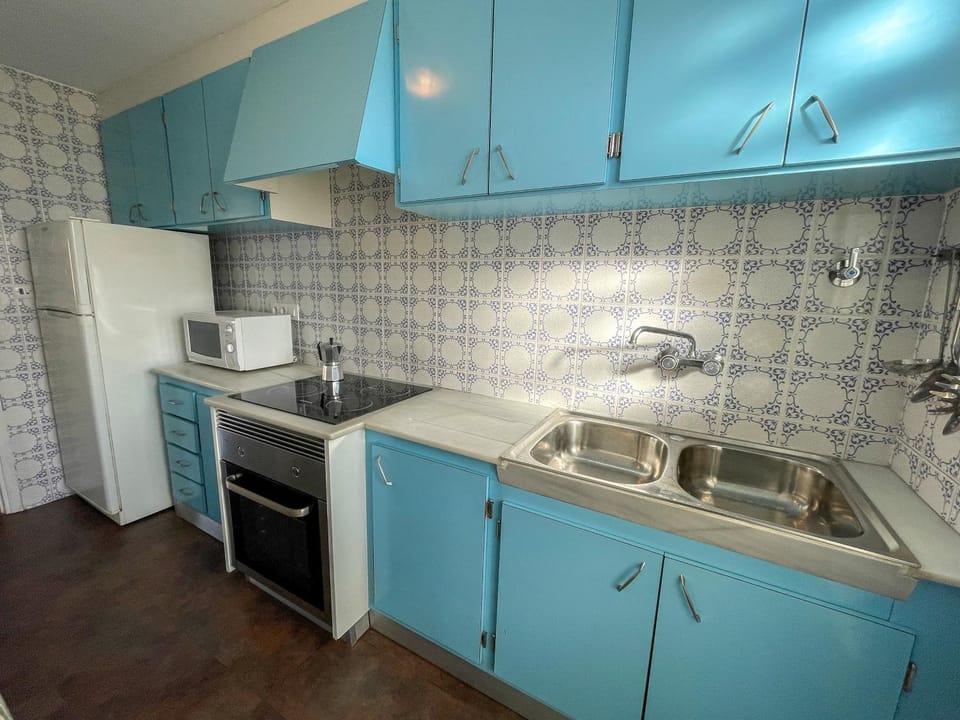 Kitchen or kitchenette, minibar, stove