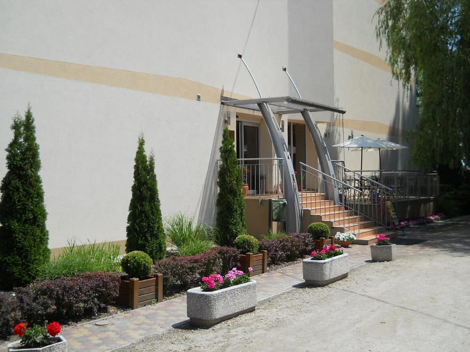 Facade/entrance