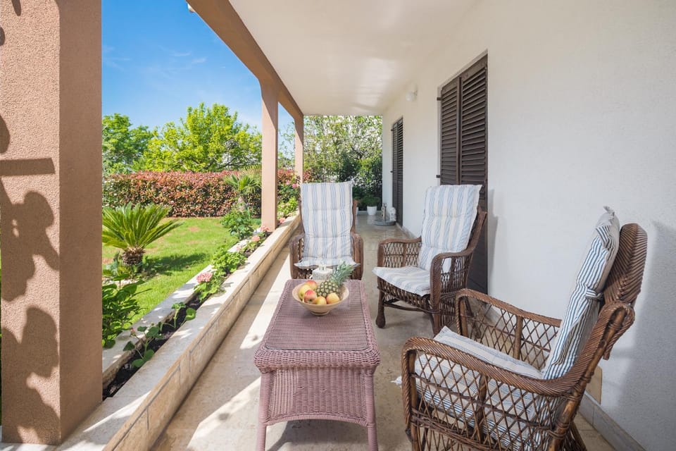 View (from property/room), Balcony/Terrace, Seating area, Garden view