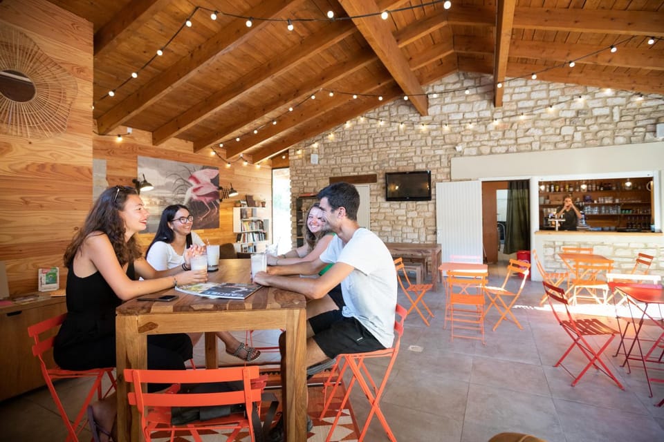 Property building, Restaurant/places to eat, Communal lounge/ TV room, Lounge or bar, Food and drinks, Food, Guests, Drinks