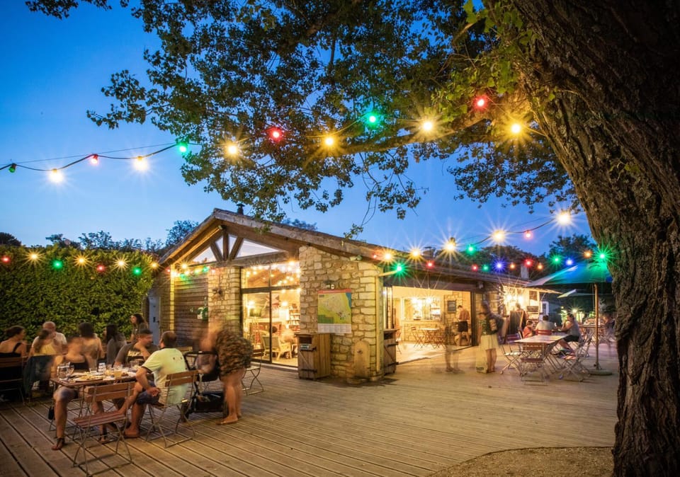 Property building, Restaurant/places to eat