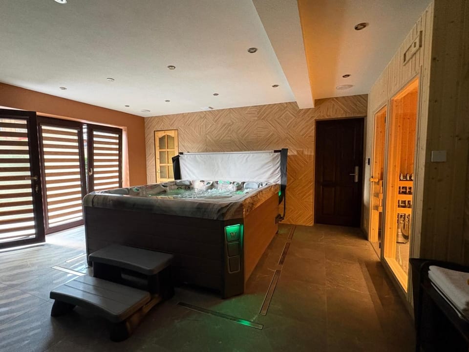 Hot Tub, Spa and wellness centre/facilities