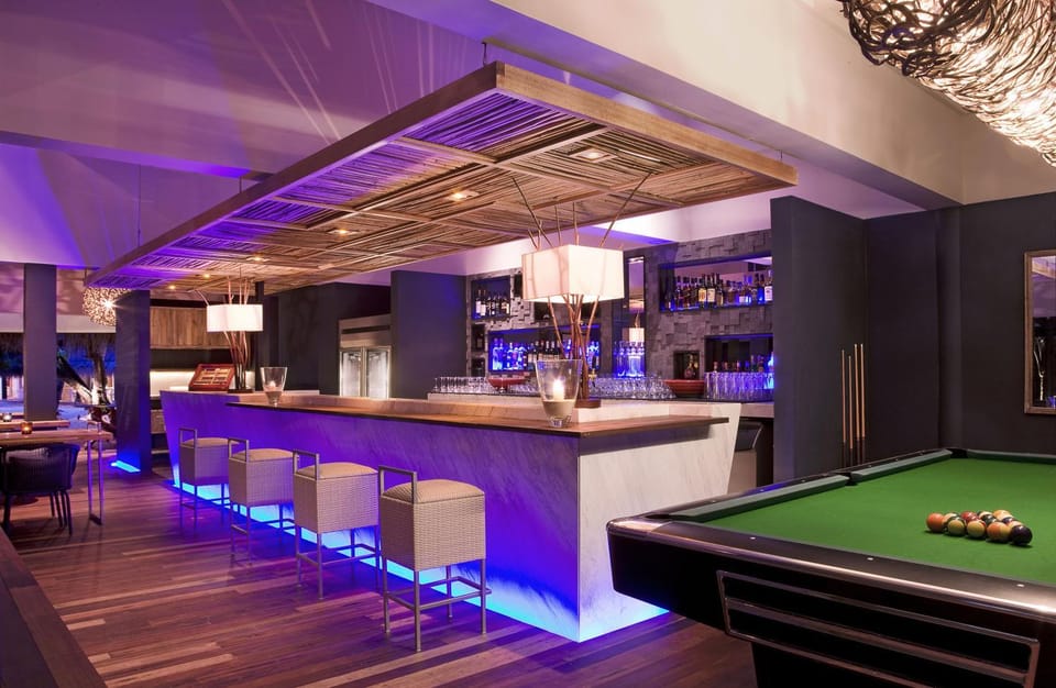 Restaurant/places to eat, Lounge or bar