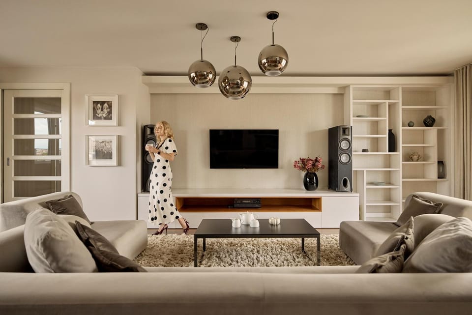 TV and multimedia, Living room, Seating area, Evening entertainment