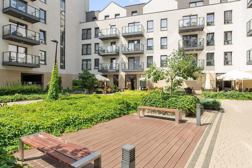 Property building, Spring, Day, Natural landscape, Garden, Evening entertainment, Location