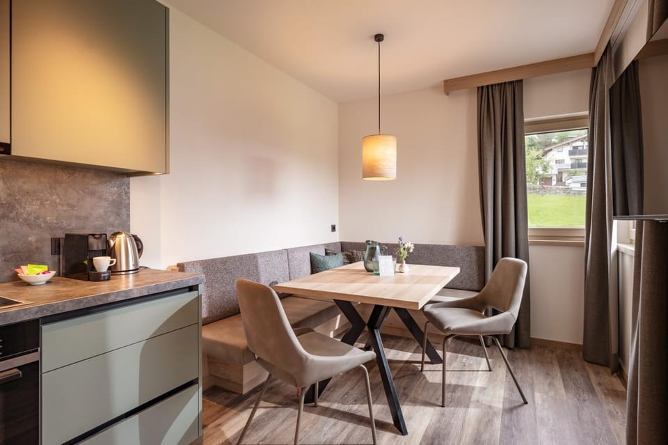 Kitchen or kitchenette, Seating area, Dining area