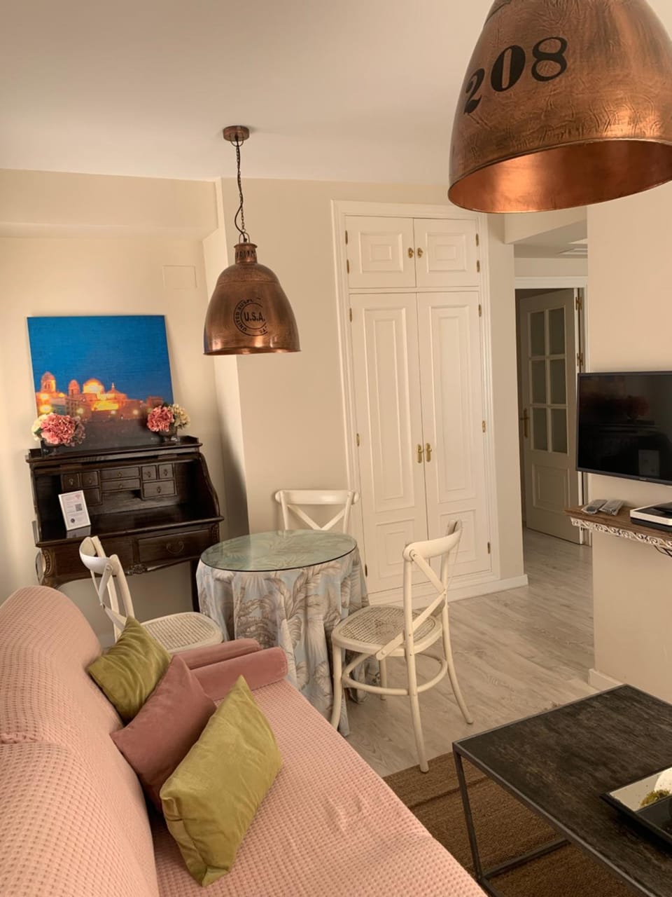 TV and multimedia, Living room, Seating area, Dining area