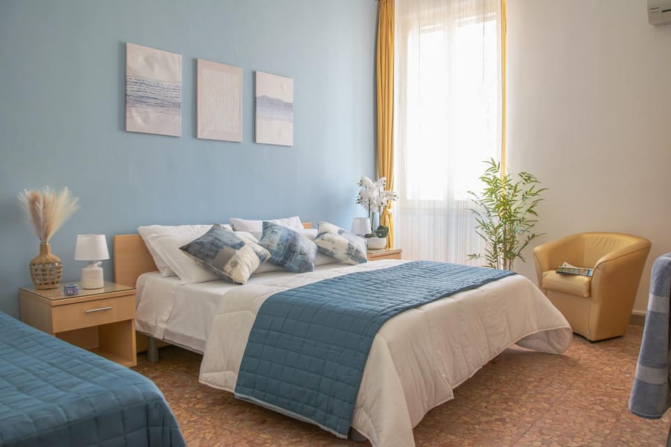 Bed, Coffee/tea facilities, Photo of the whole room, Bedroom, wardrobe, air conditioner