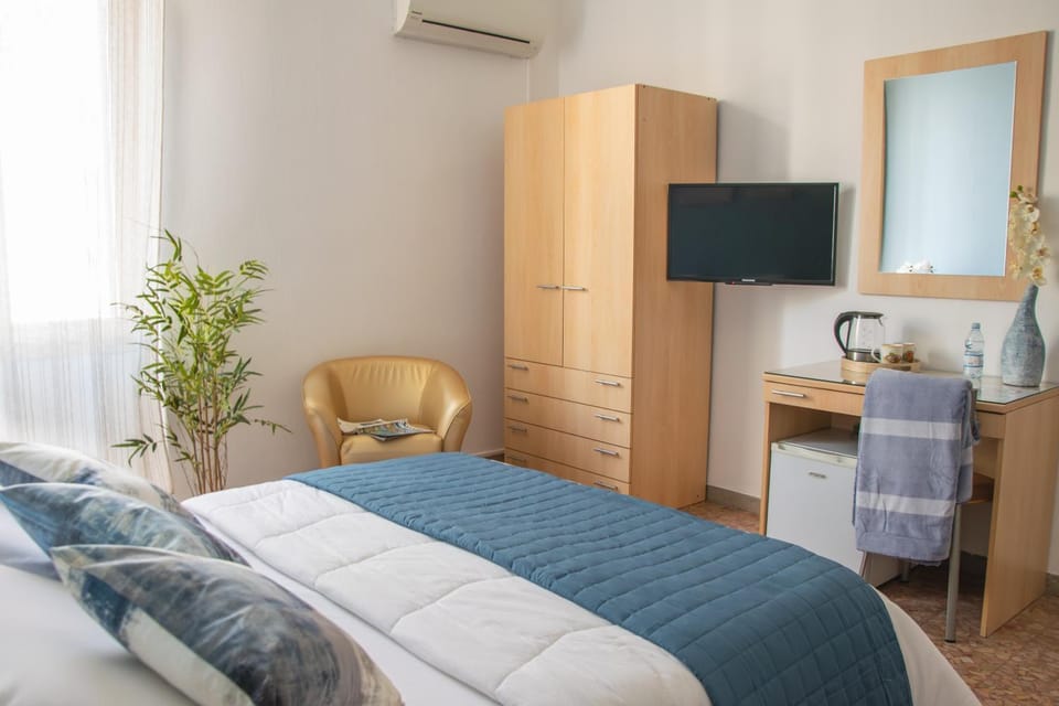 Bed, TV and multimedia, Coffee/tea facilities, View (from property/room), Photo of the whole room, Decorative detail, wardrobe, air conditioner