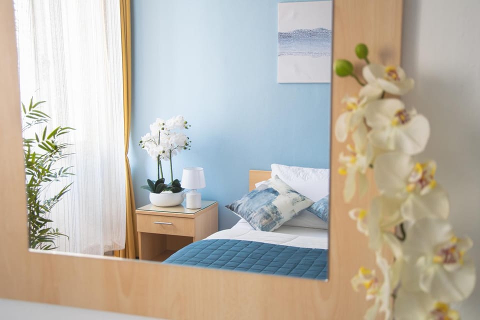 Coffee/tea facilities, Decorative detail, Bedroom, City view, internet
