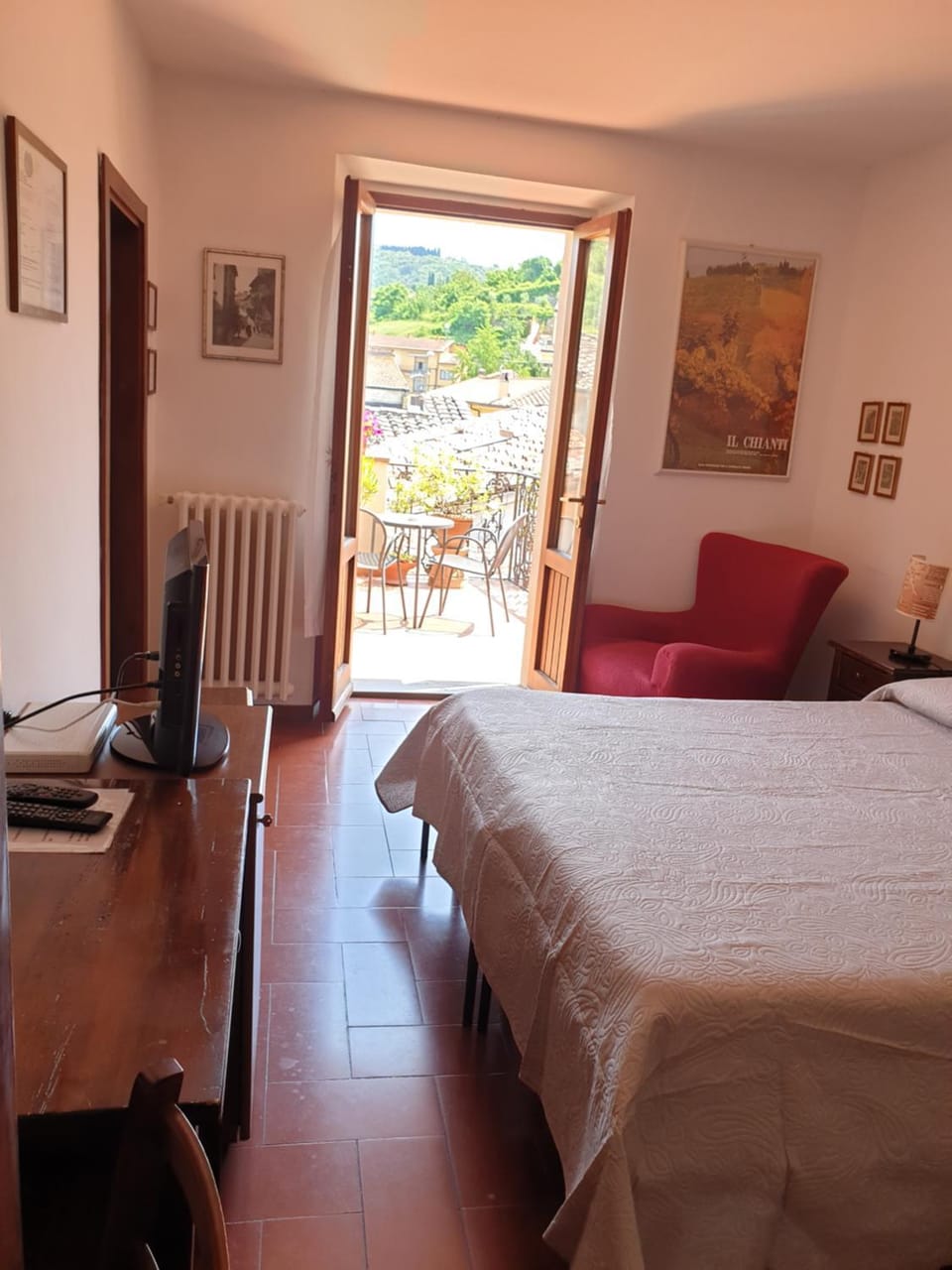Bed, Balcony/Terrace, Photo of the whole room, Bedroom