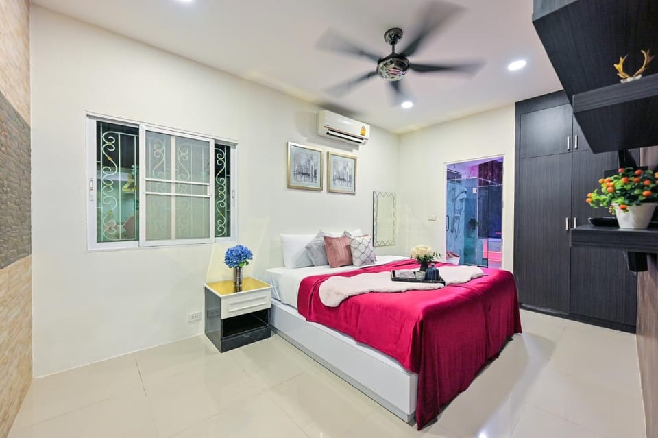4BD Pool Villa Pattaya with Jacuzzi - Exquisite Pool Villa A Villa in Pattaya City