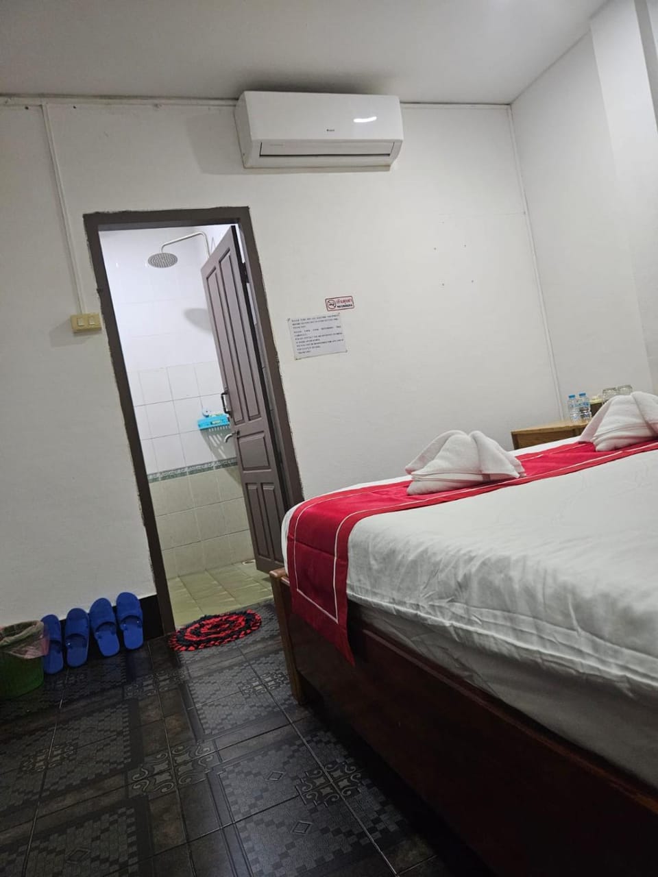 Bed, Photo of the whole room, Bedroom, air conditioner